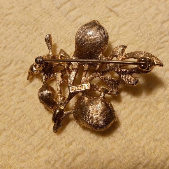 💙 Vintage Avon acorn brooch. - Picture 2 of 3